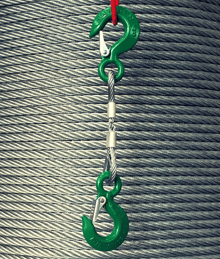 P122 enostremenska bremenska vrv s kavlji pred stiskom steznih tulk.